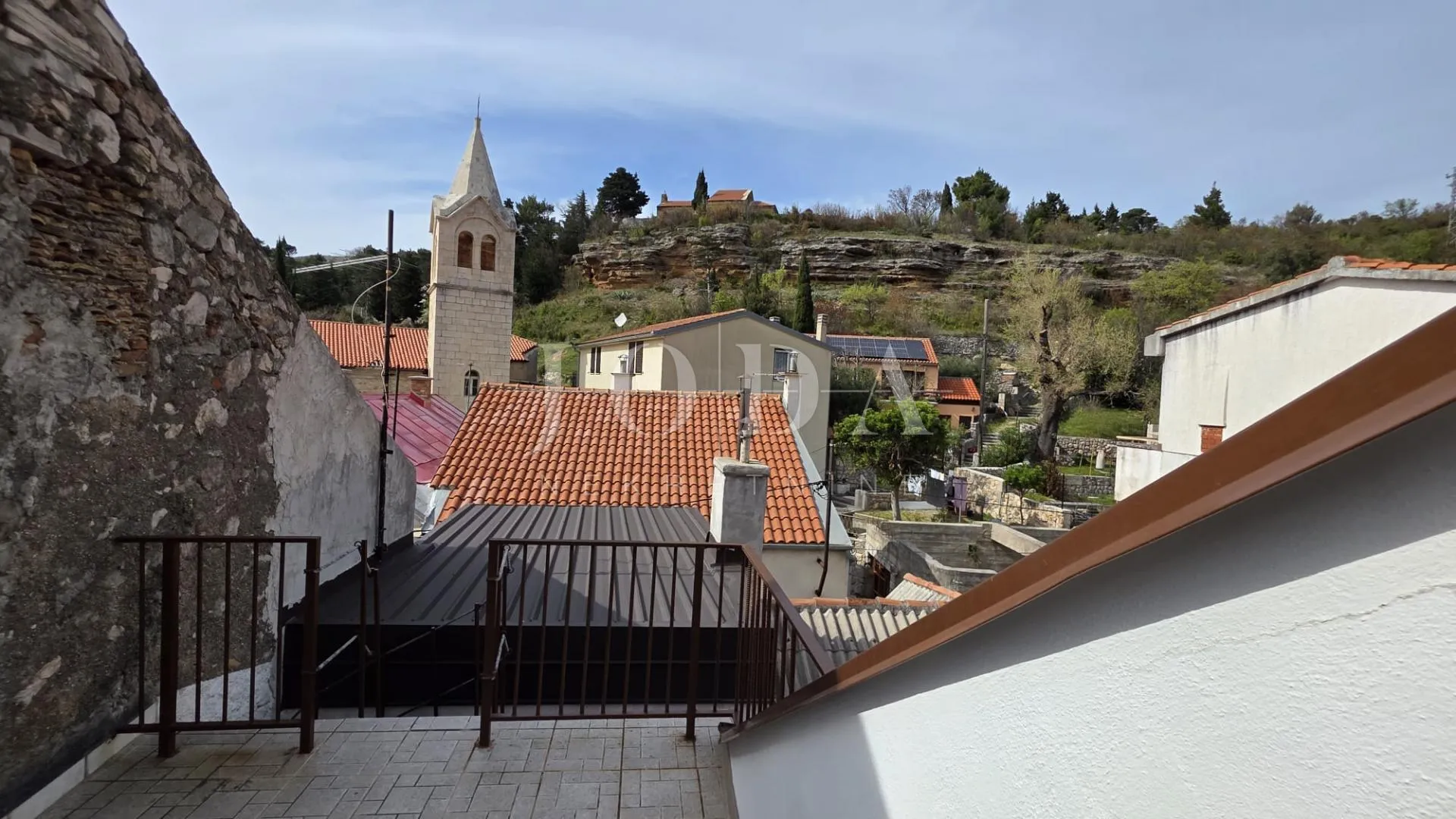 jablanac kuća u centru mjesta - slika 2