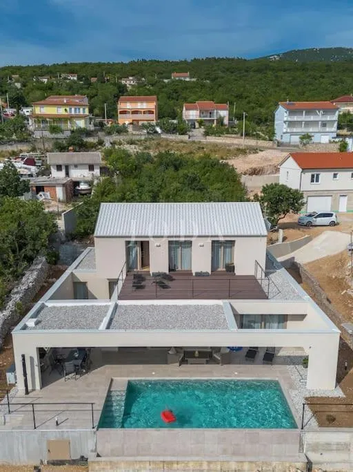 jedinstvena vila s bazenom - slika 5