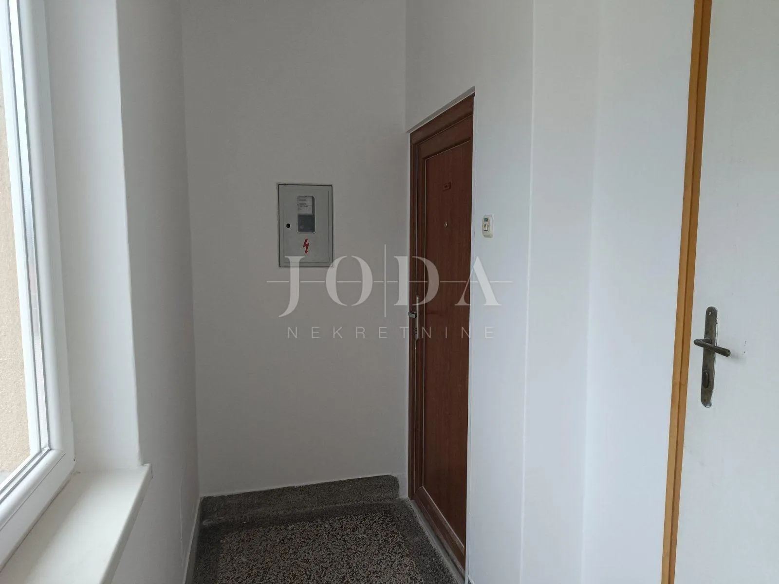 labin, centar, jednosoban stan s terasom - slika 4
