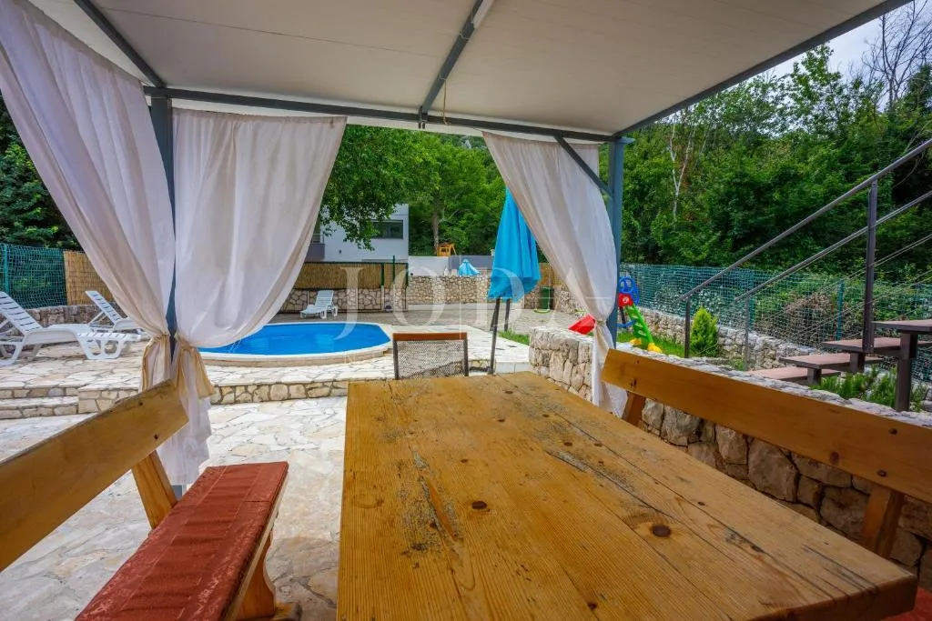 kuća s bazenom na prodaju u bribiru – 4 spavaće sobe, kamin, okućnica, parking | kvarner - slika 26