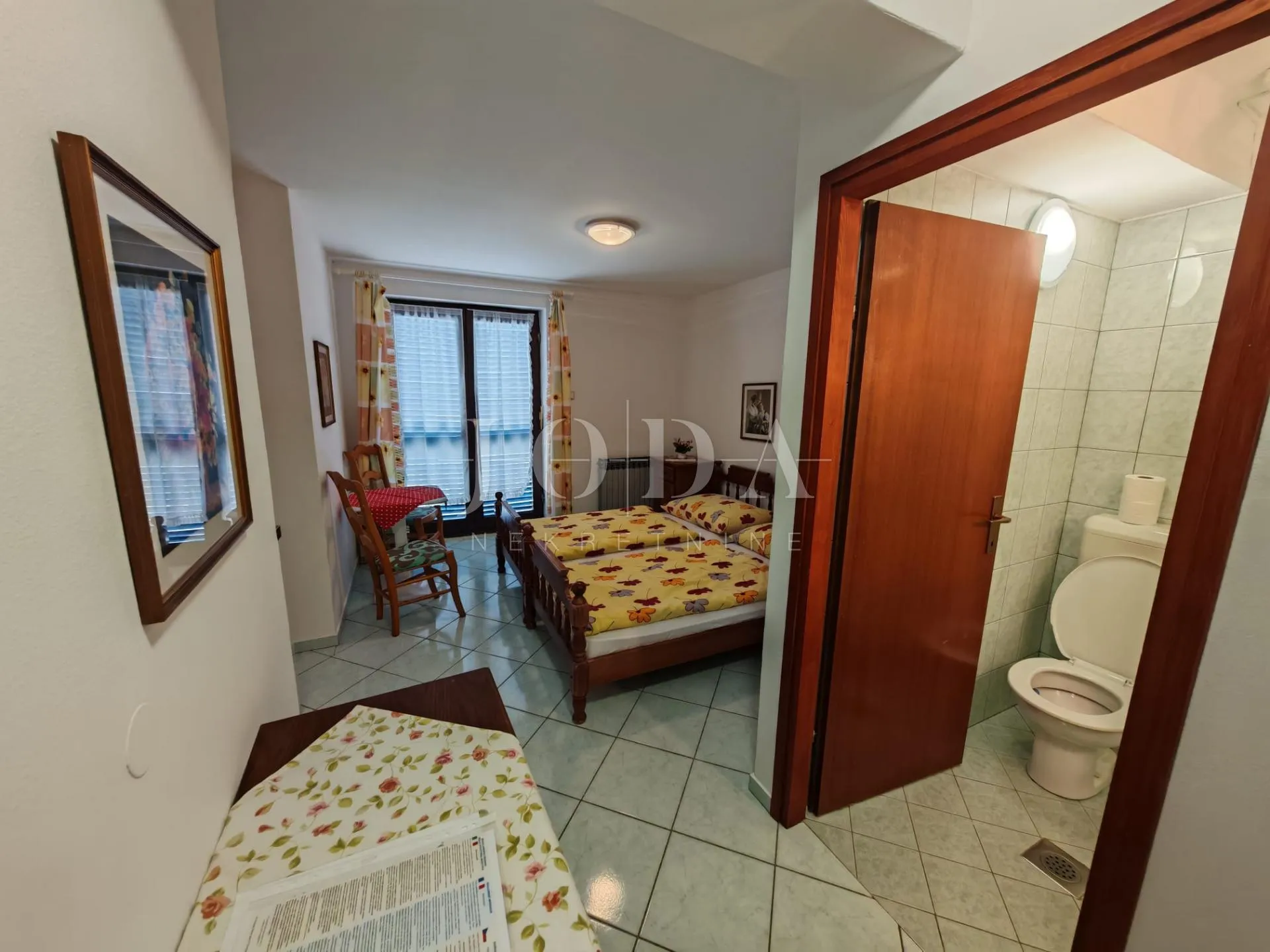 vila s bazenom i dvije garaže na parceli od 2500m2 - slika 37