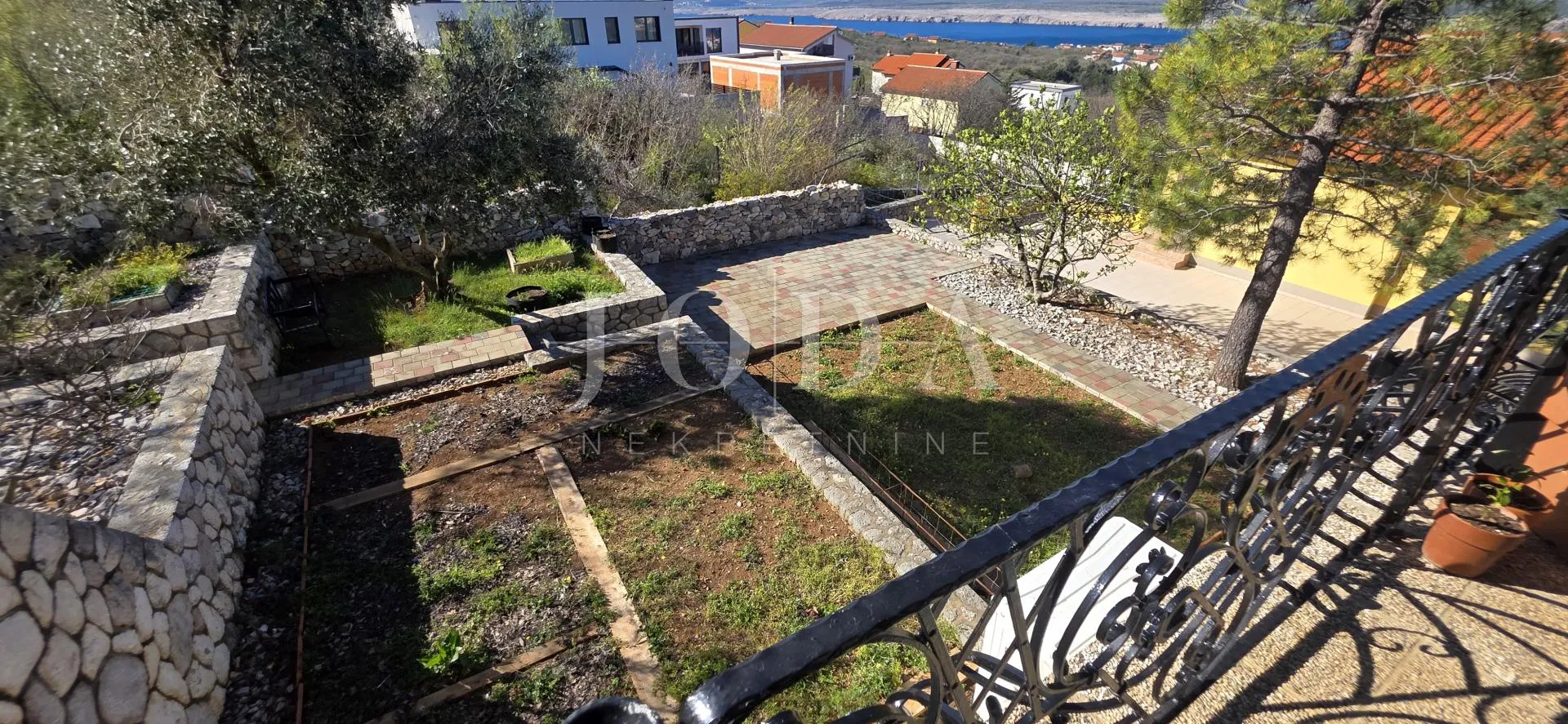 ekskluzivna kuća u jadranovu s bazenom, pogledom na more i velikom parcelom - slika 34