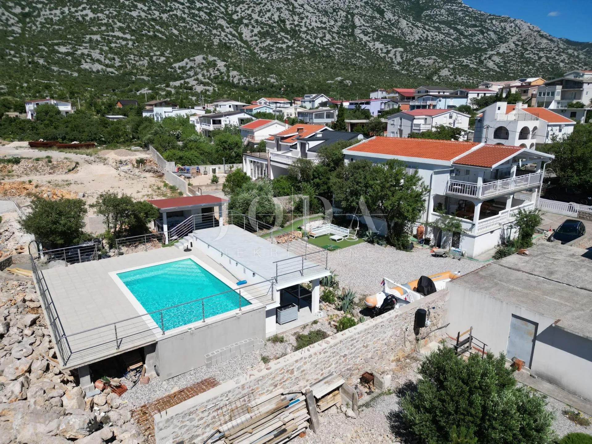 cesarica kuća sa 6 apartmana 1.red do mora - slika 14