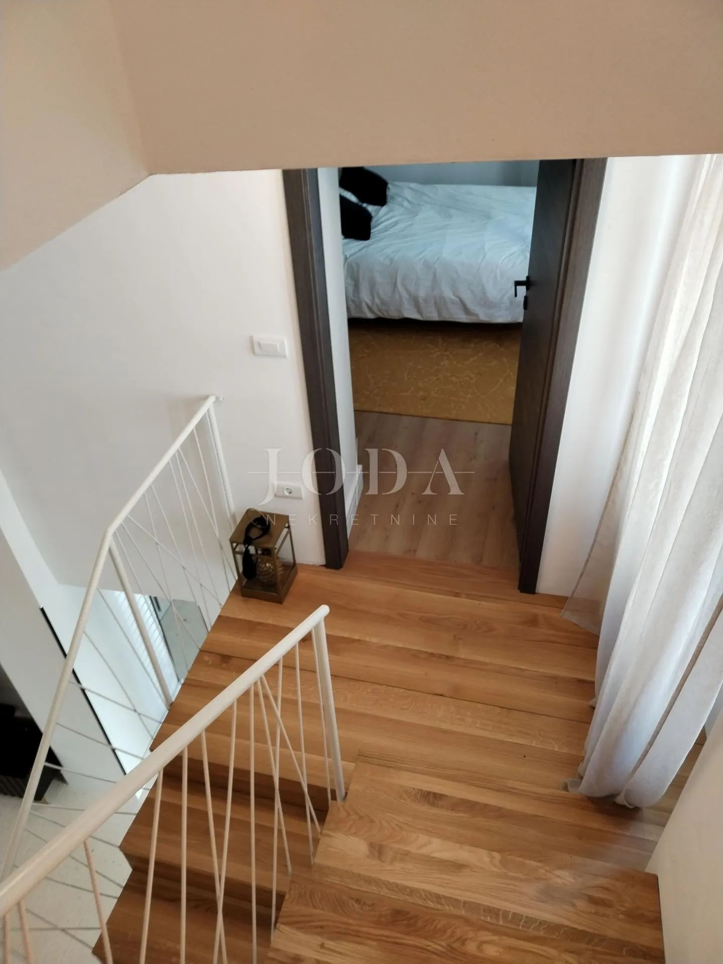 vodnjan, prekrasna, dizajnerski renovirana kamena kuća - slika 17