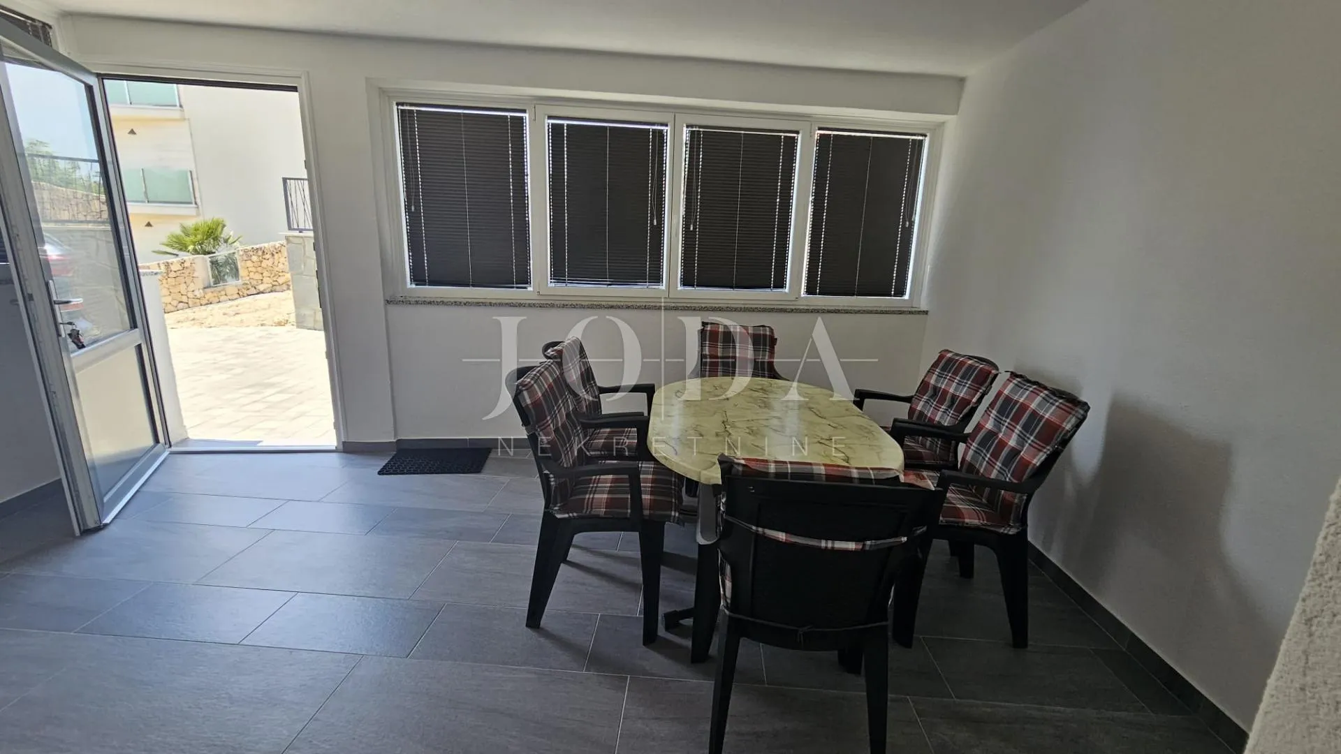dramalj penthouse sa garažom i zasebnim apartmanom - slika 28