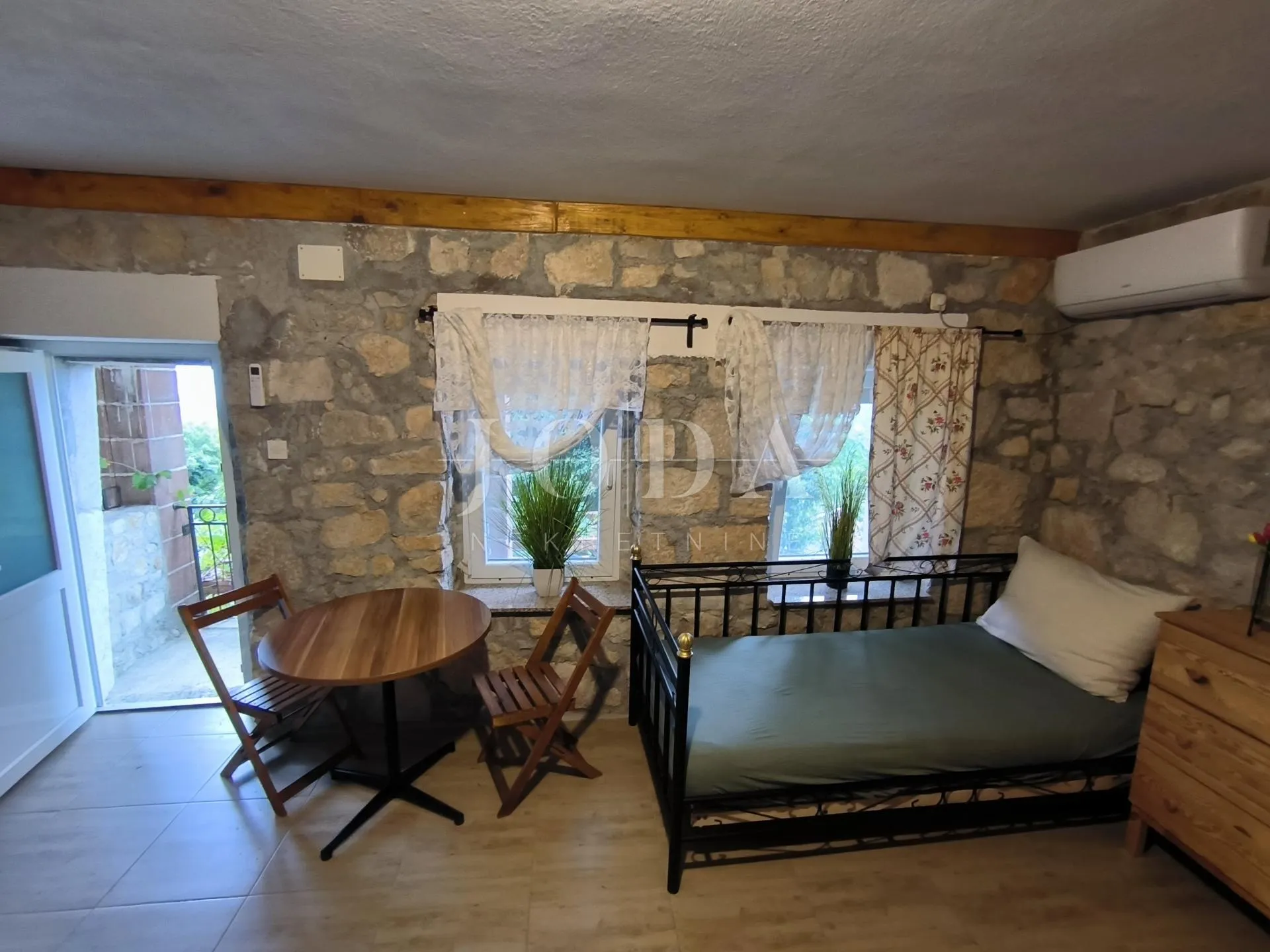 kuća sa dva adaptirana apartmana - slika 11