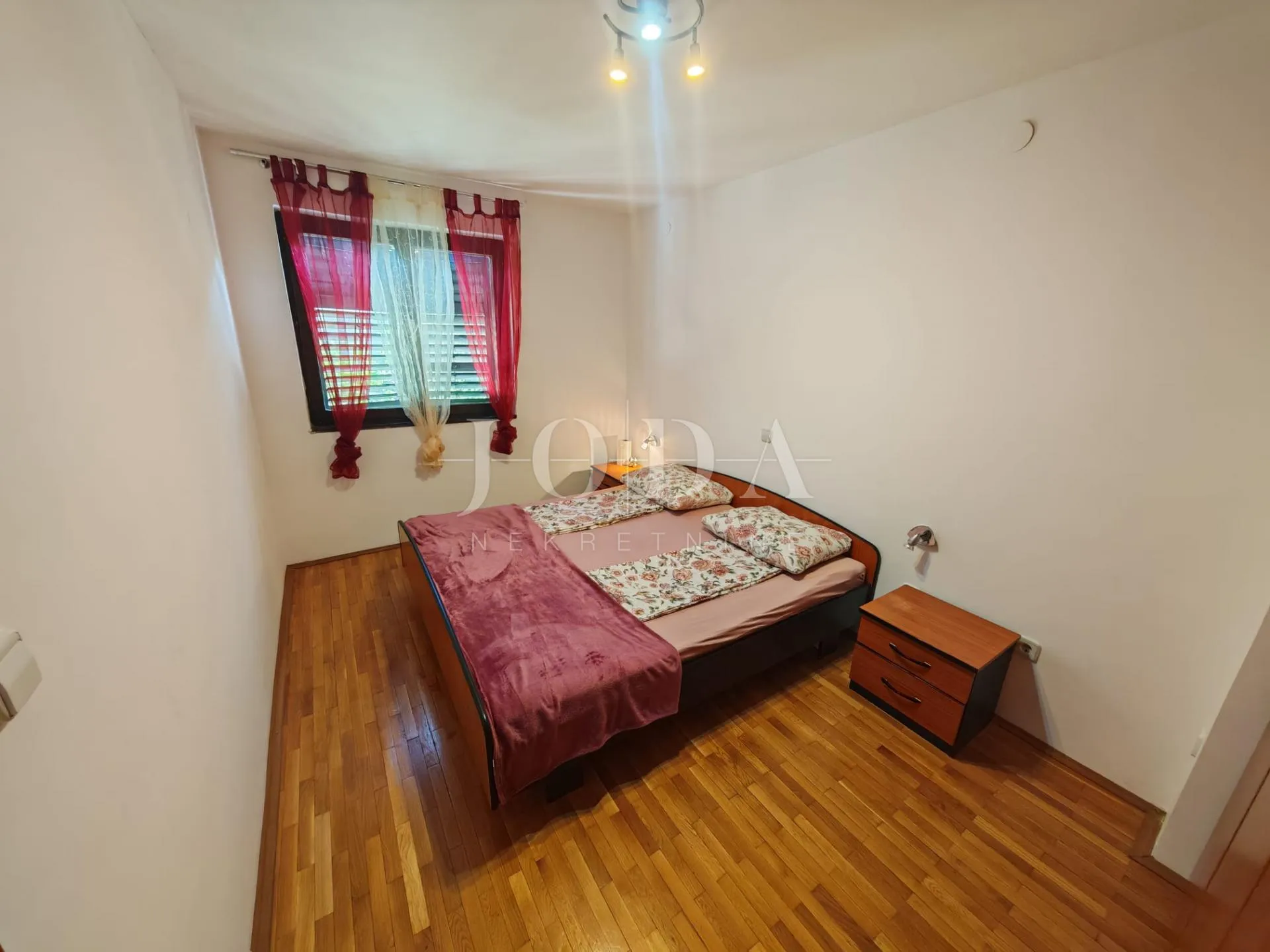 kuća 2. red od mora sa 4 apartmana - slika 29
