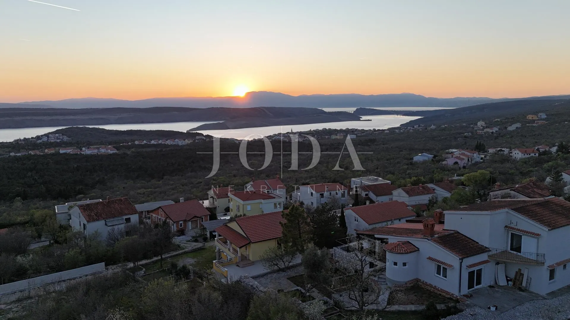 ekskluzivna kuća u jadranovu s bazenom, pogledom na more i velikom parcelom - slika 14