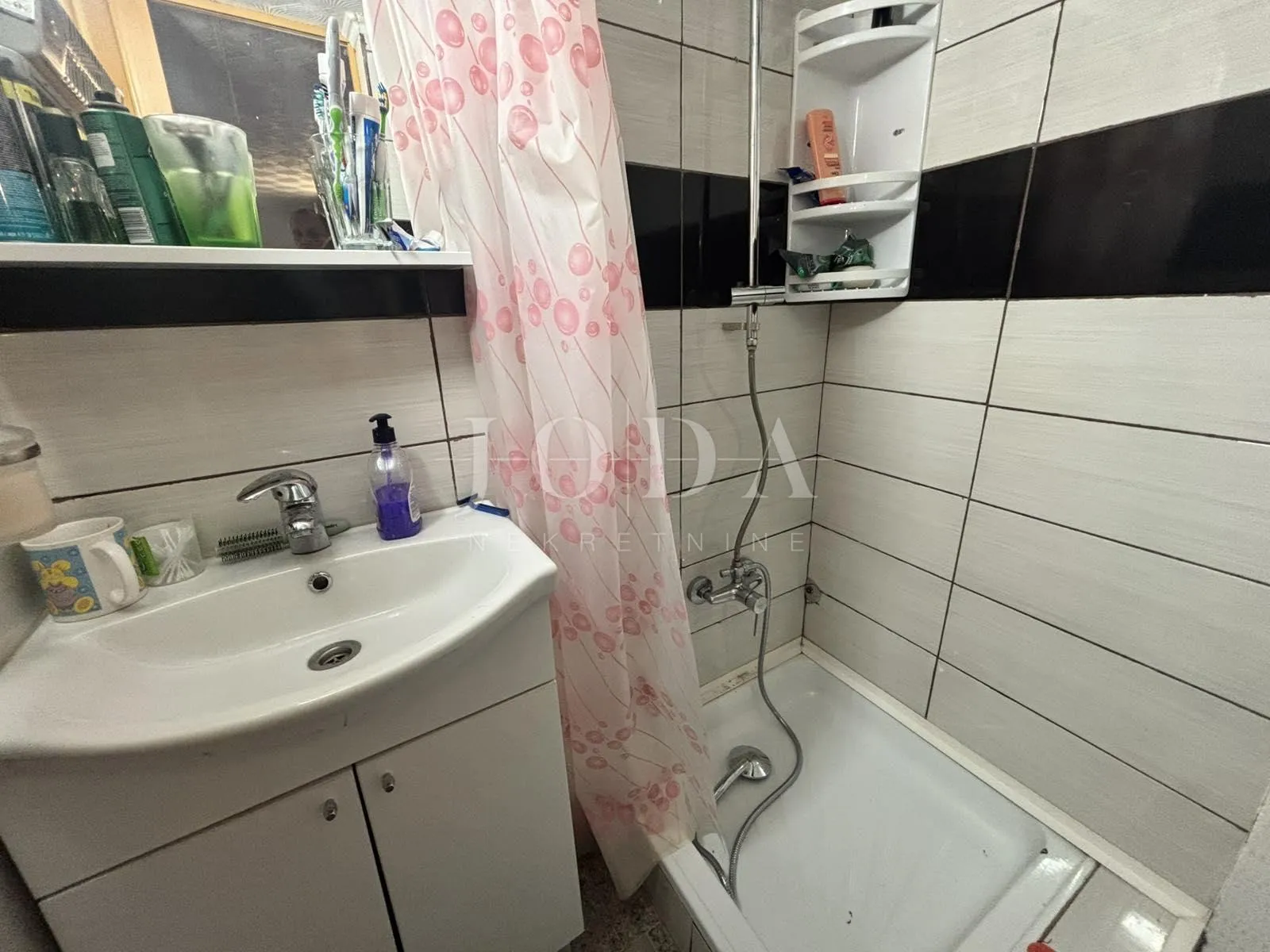 dvoetažni stan u selcu, 100m od centra - slika 6