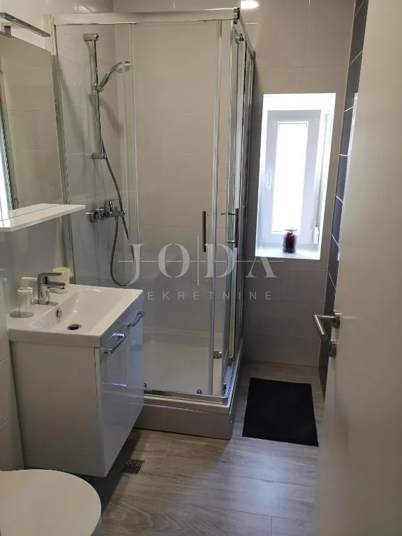 dramalj, novouređena kuća s pet apartmana i bazenom - slika 21