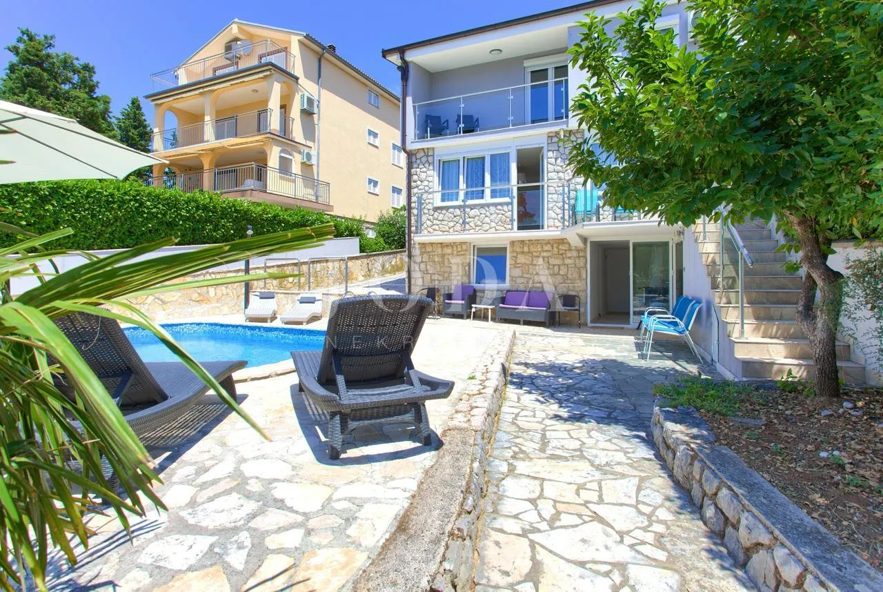 novi vinodolski, kuća sa bazenom - slika 9