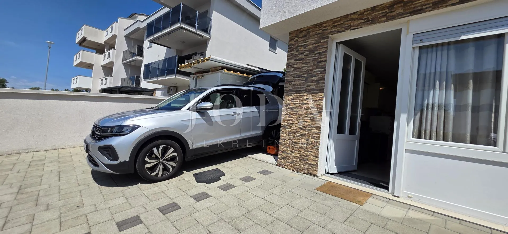 prizemni apartman s okućnicom i 2 parkirna mjesta - slika 9