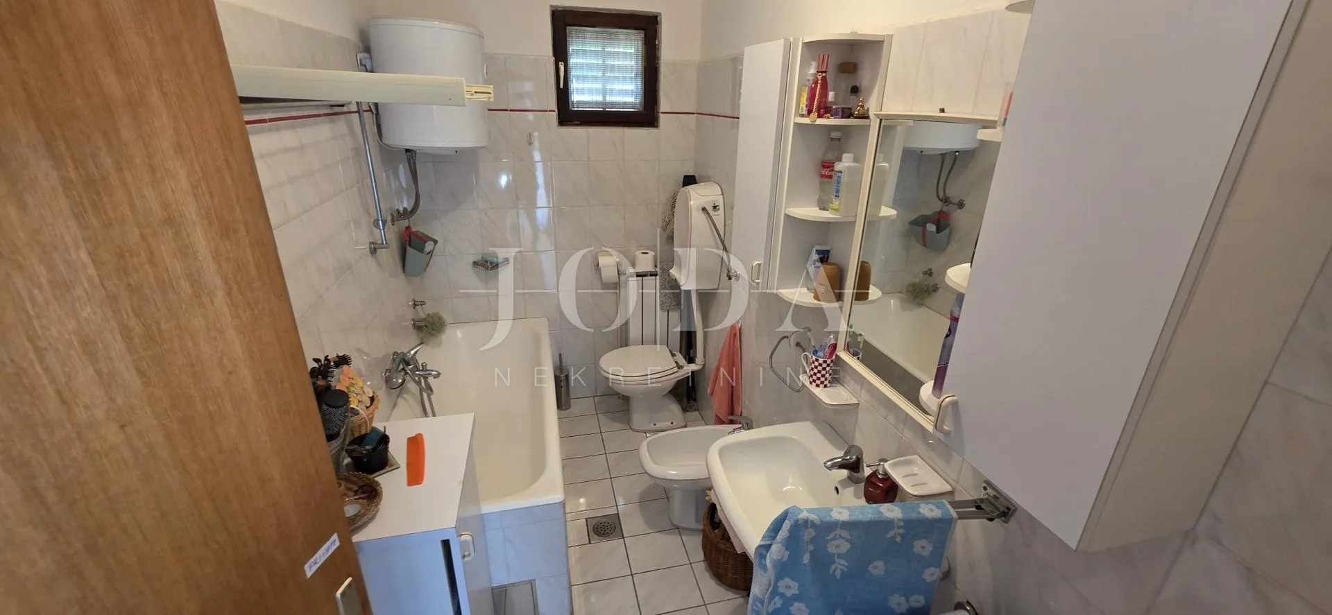 kuća s pogledom na more i dvjema garažama – klenovica - slika 29