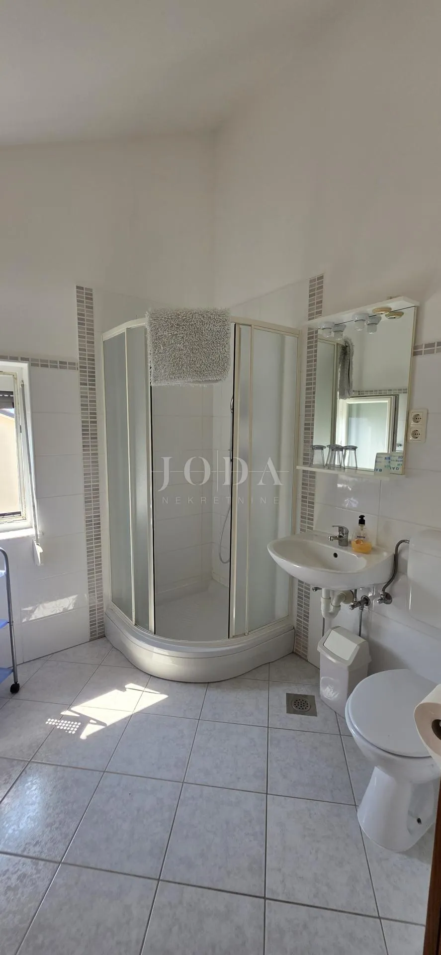 prostrana kuća s 5 apartmana, 100 m od mora – idealna za turizam! - slika 23