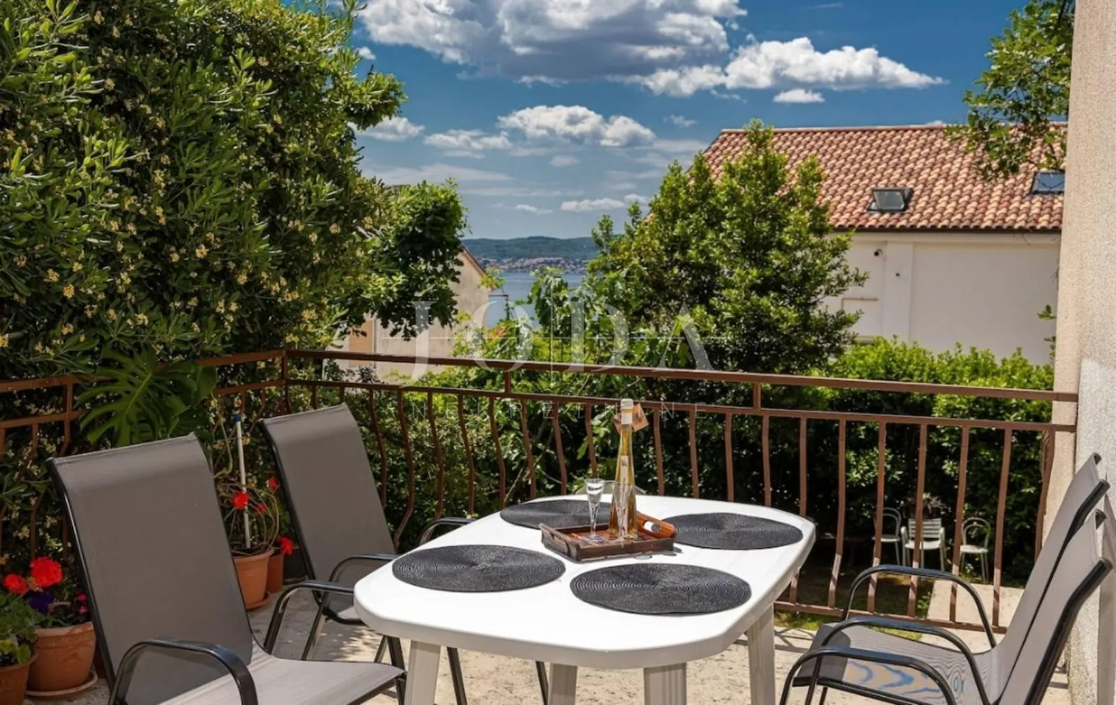 Prodaju se dvije etaže kuće blizu centra i plaže – idealno za život ili investiciju! - Crikvenica