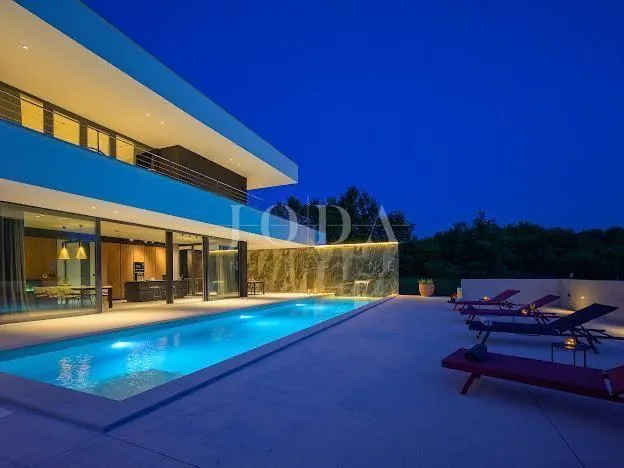 grožnjan, zadivljujuća luksuzna dizajnerska villa - slika 13