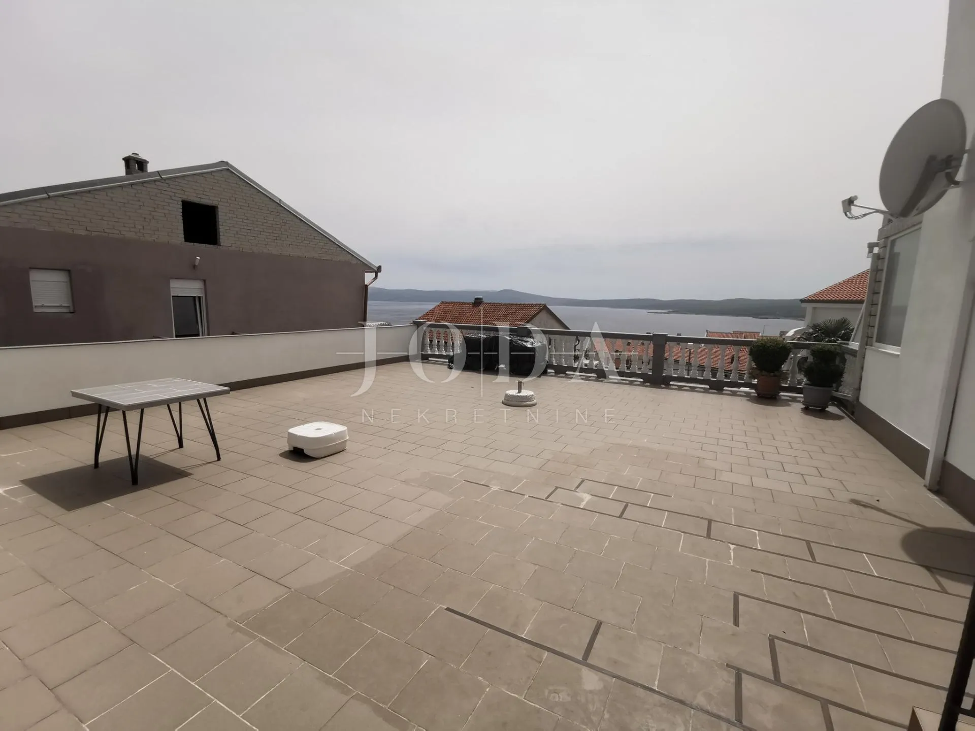 kuća sa 6 apartmana i bazenom - slika 53