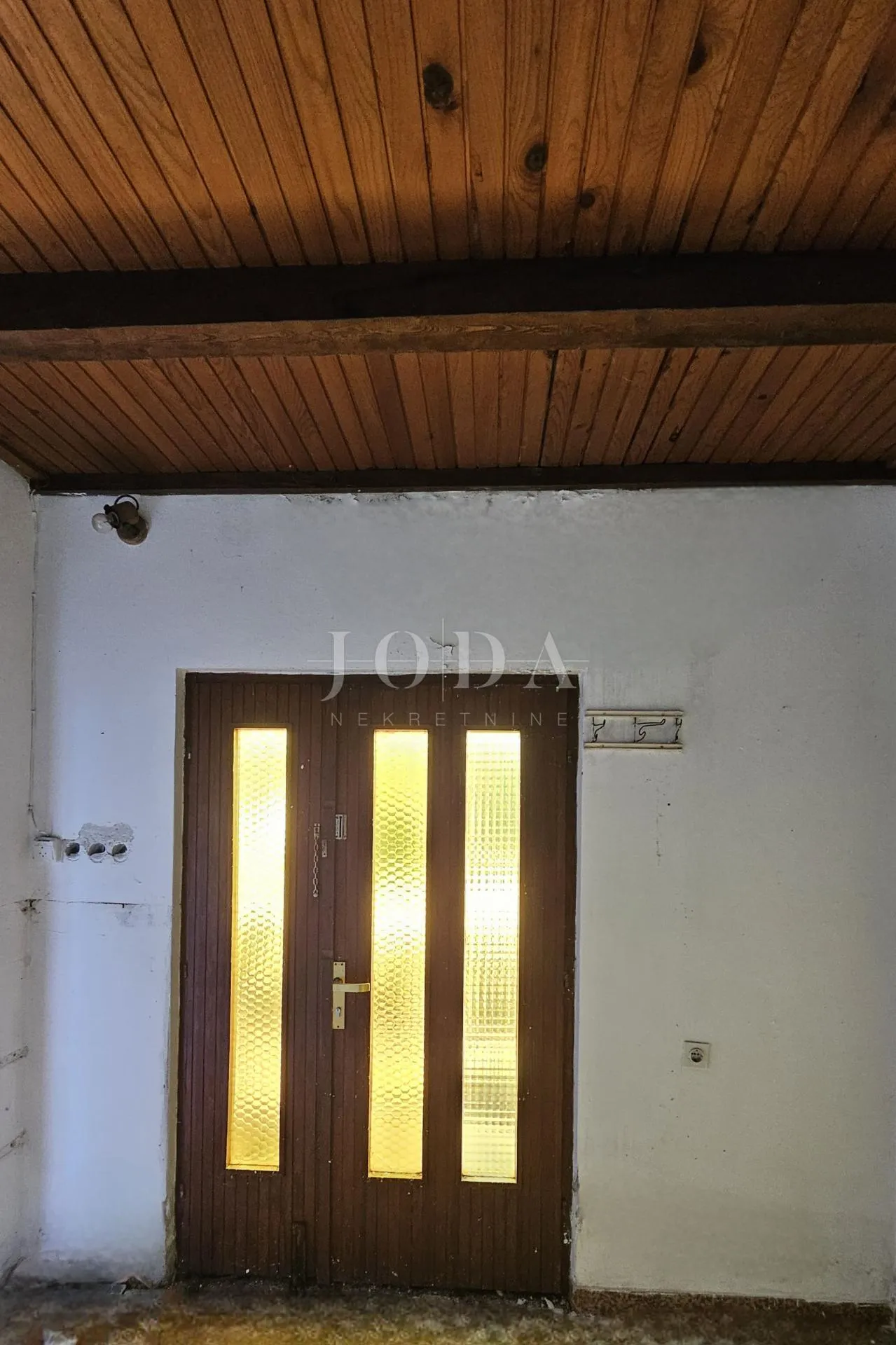 kuća za adaptaciju sa dodatnim objektom i gr.terenom,labin okolica - slika 7
