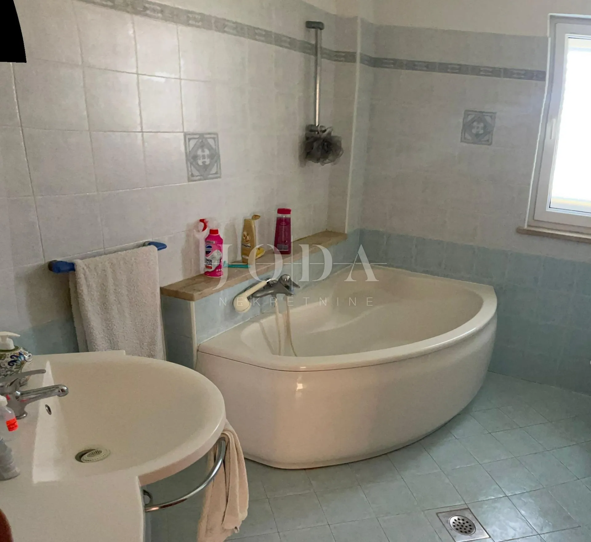 lijepa obiteljska kuća sa dva komforna stana,umag okolica - slika 7