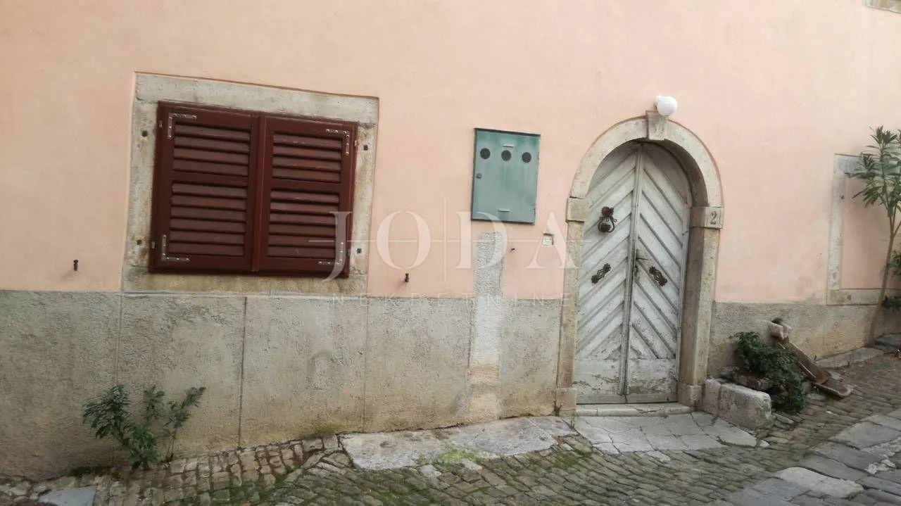 kamena kuća u nizu motovun - slika 2
