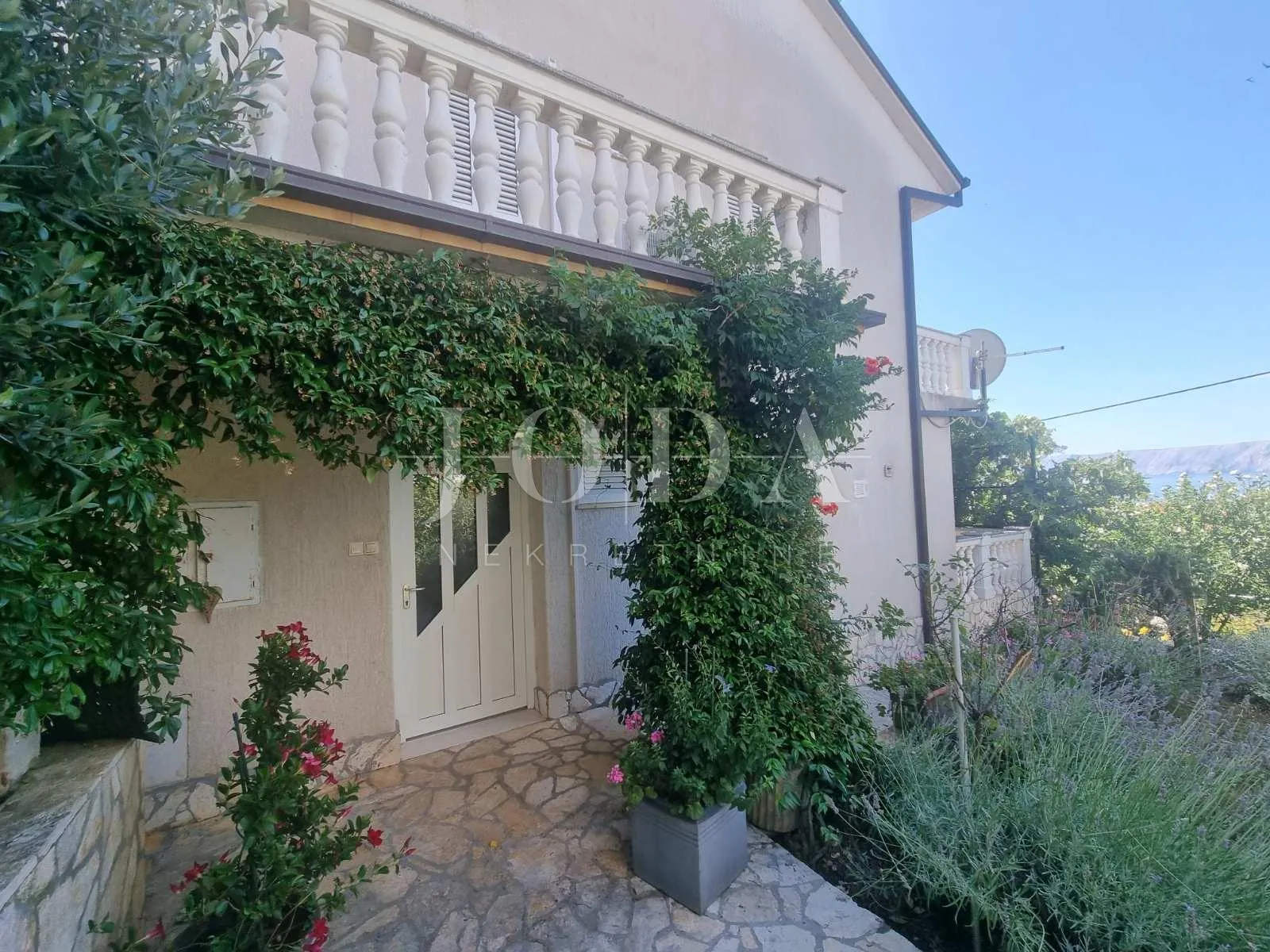 novi vinodolski, kuća sa tri stana i prekrasnim pogledom na more - slika 29