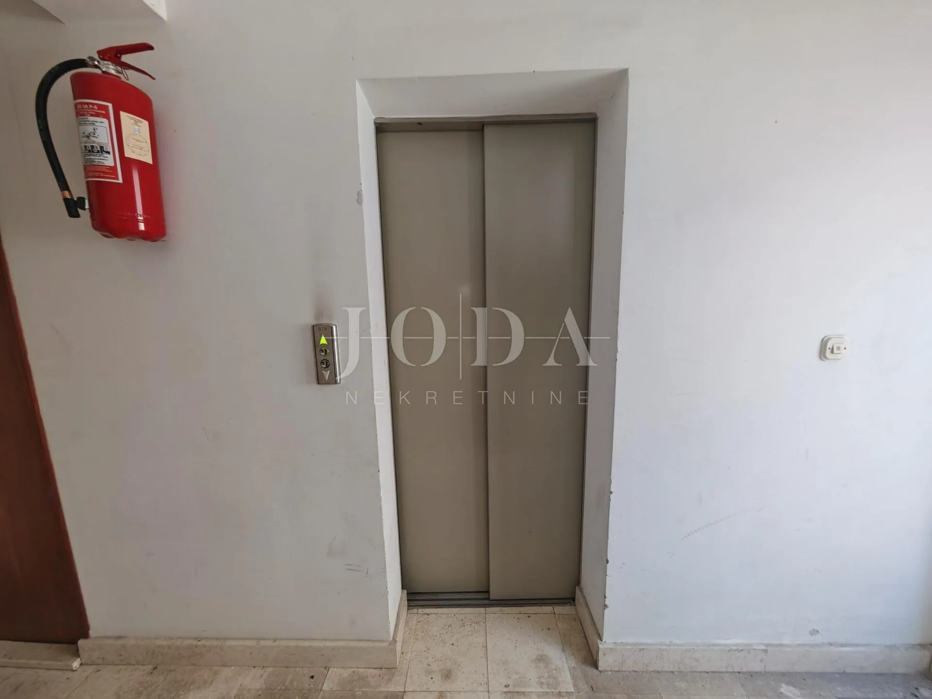stan u centru 100m od plaže - slika 11