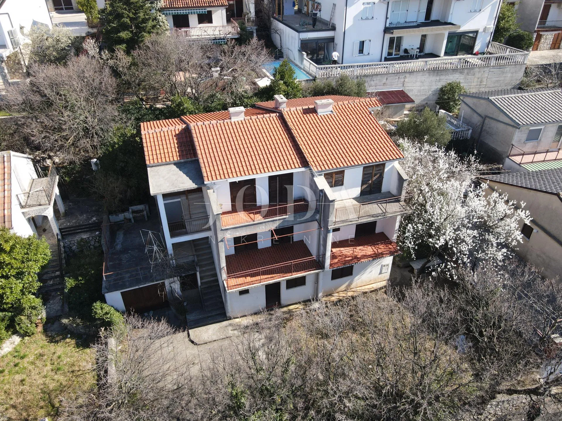 kuća sa 100m od mora sa 6 stambenih jedinica - slika 9