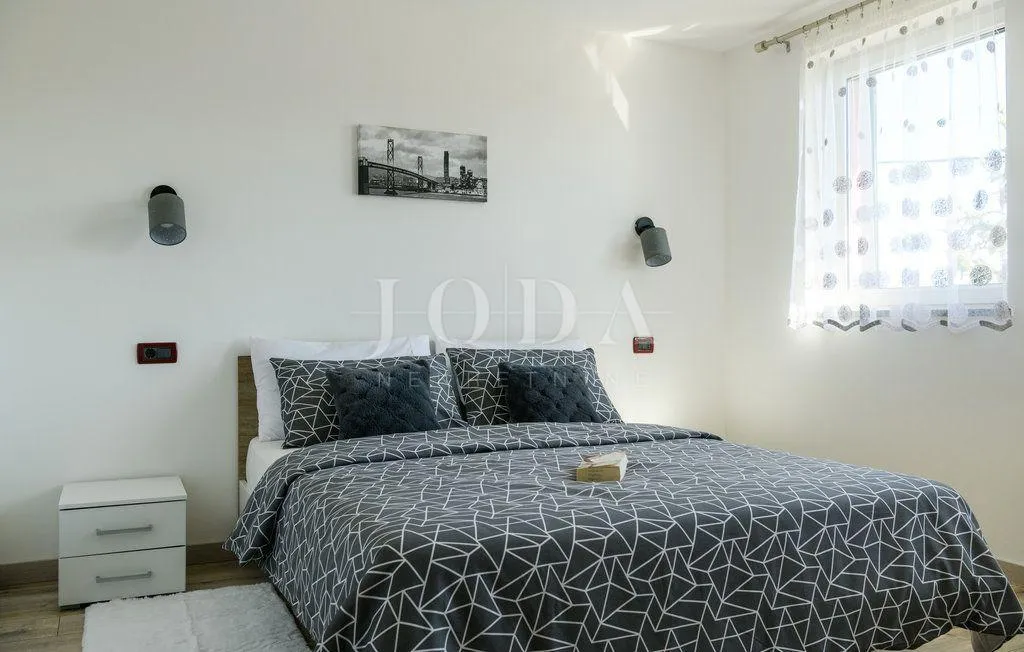 labin, okolica, komforna kuća sa bazenom i pomoćnim objektom - slika 18