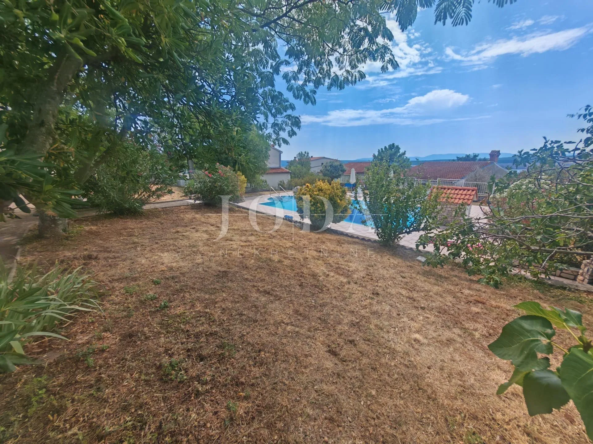 vila s bazenom i dvije garaže na parceli od 2500m2 - slika 18