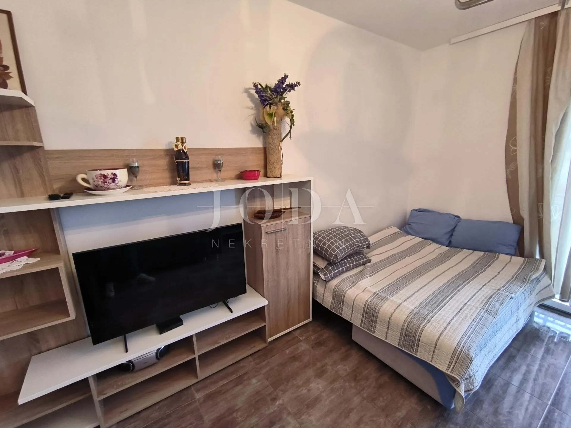 apartman blizu mora sa 2 balkona i otvorenim pogledom - slika 12