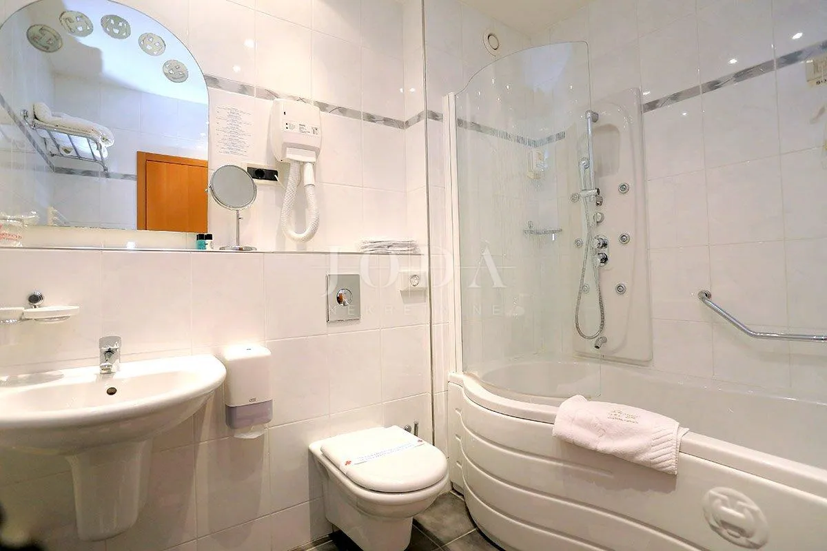 hotel na prodaju prvi red do mora - slika 23