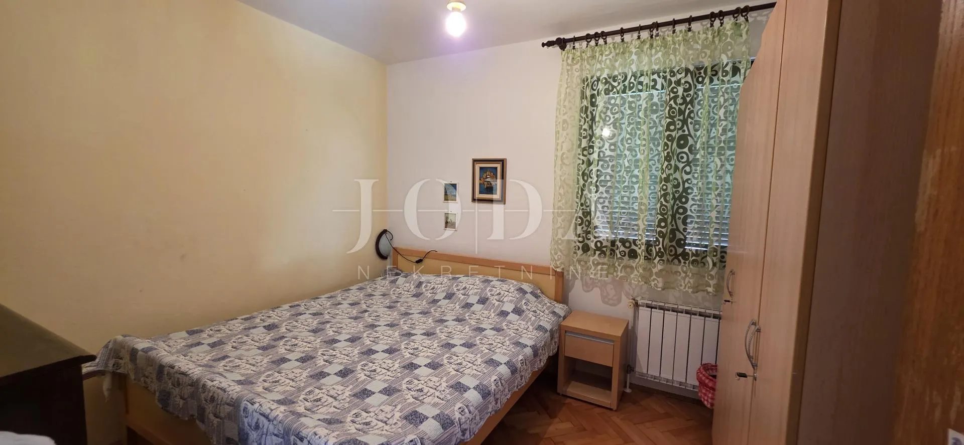 kuća s pogledom na more i dvjema garažama – klenovica - slika 25