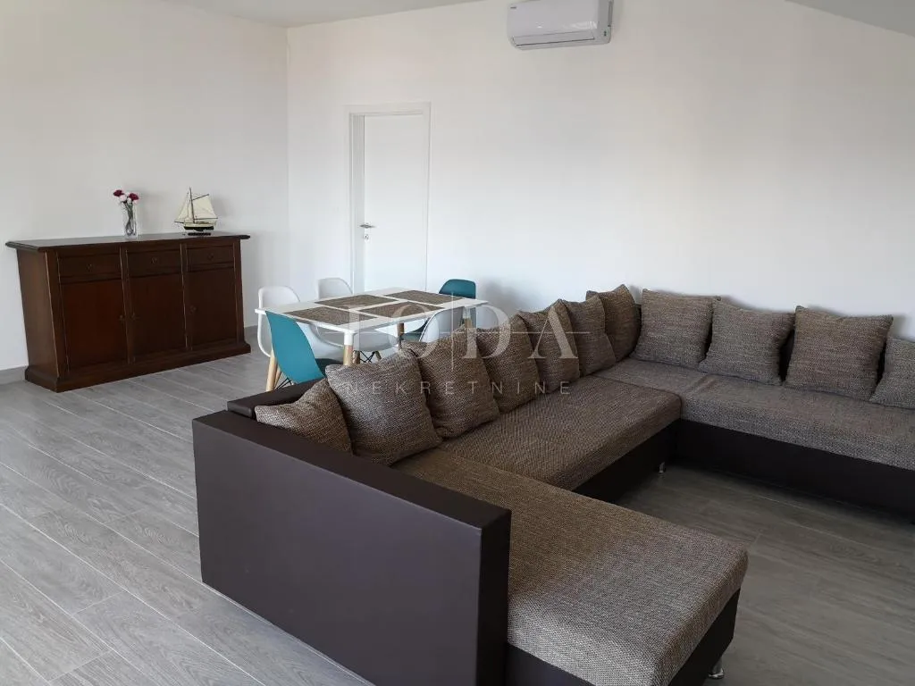 dramalj, novouređena kuća s pet apartmana i bazenom - slika 24