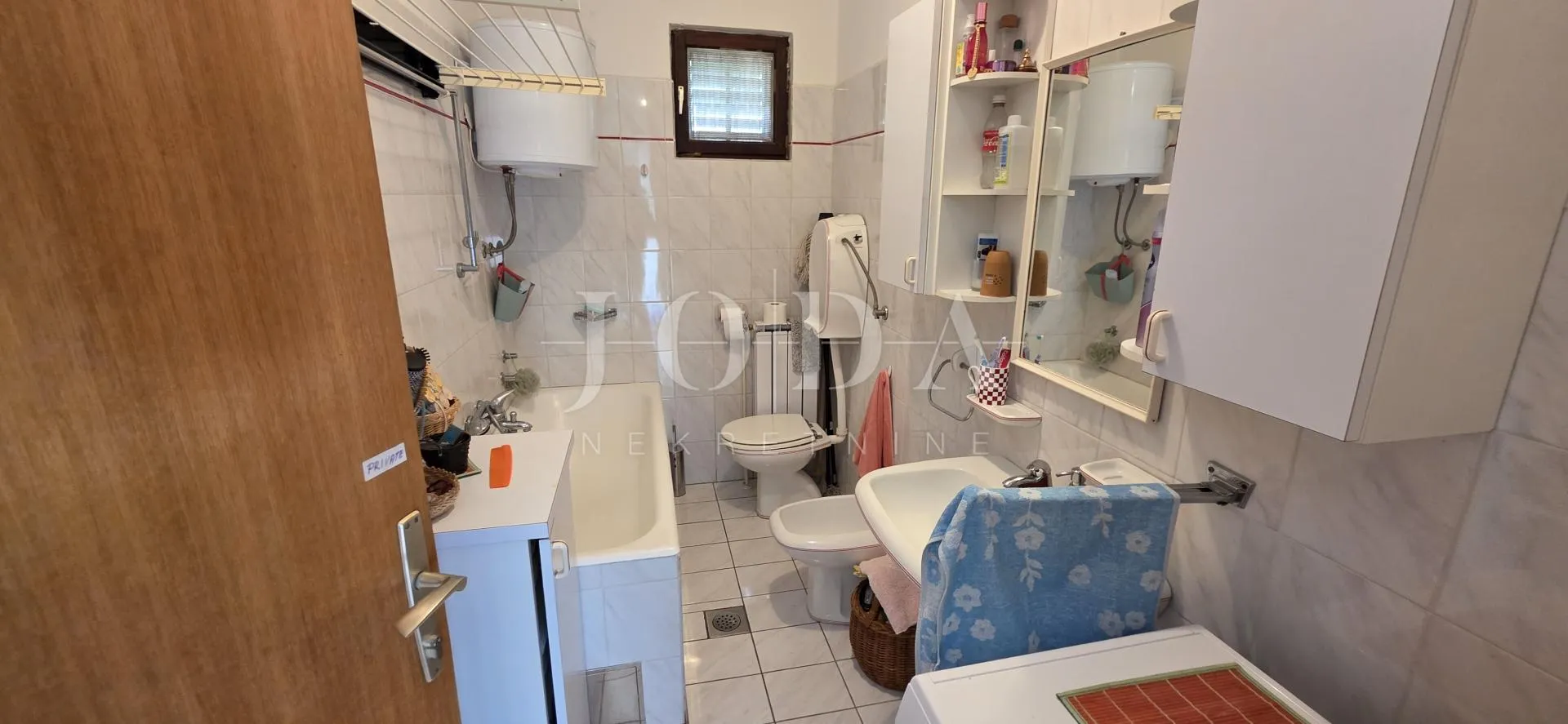 kuća s pogledom na more i dvjema garažama – klenovica - slika 26