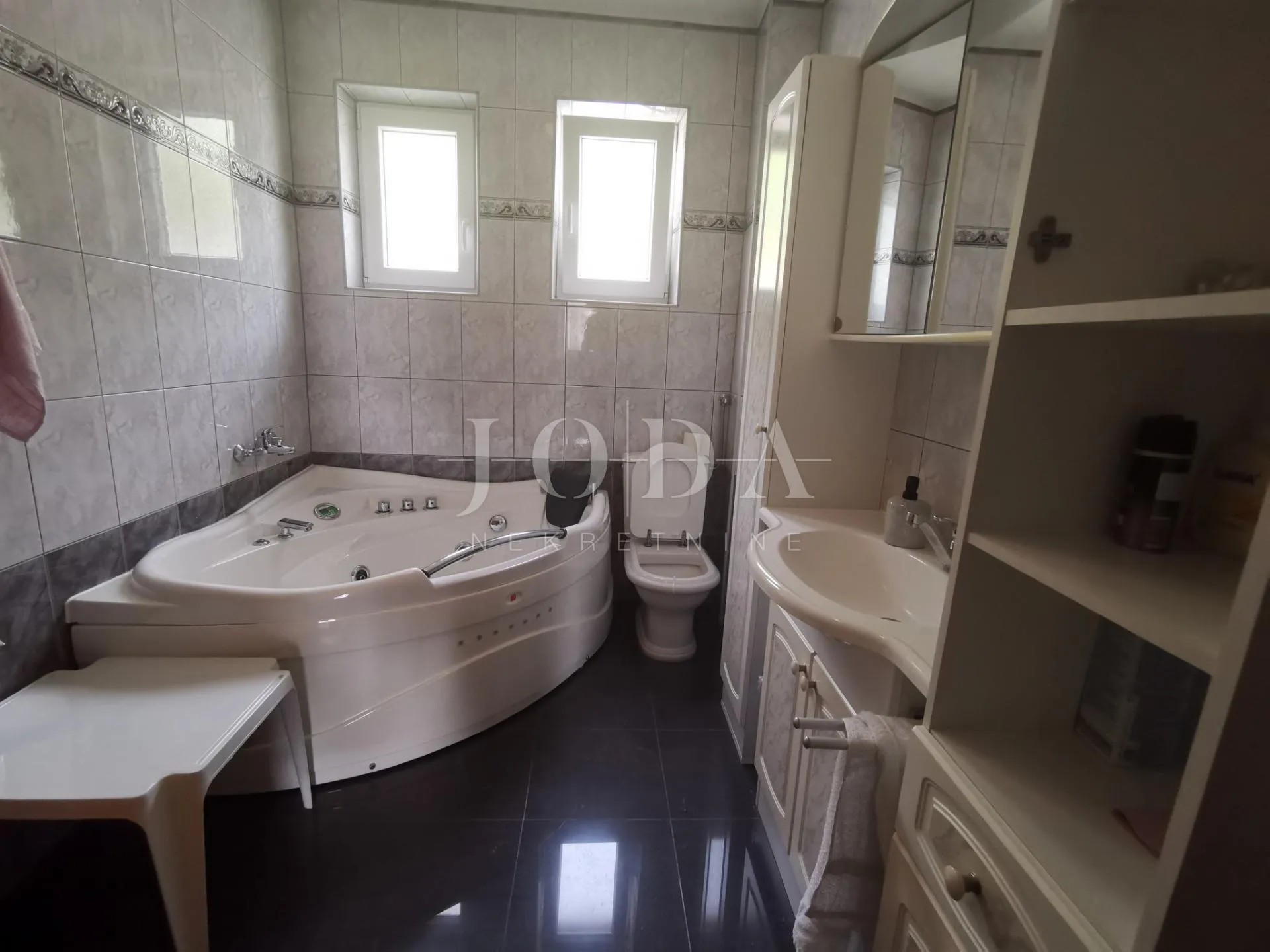 kuća sa 6 apartmana i bazenom - slika 47
