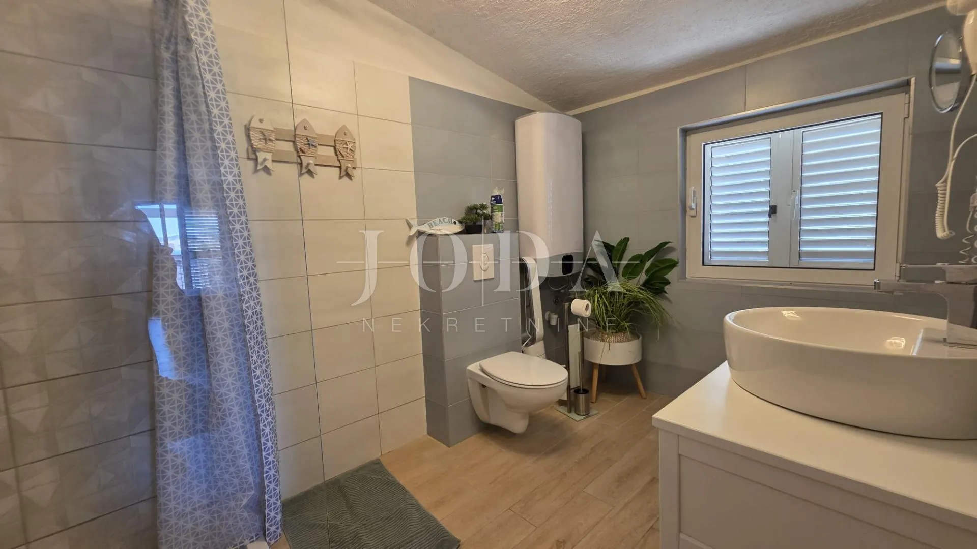 cesarica kuća sa 6 apartmana 1.red do mora - slika 30