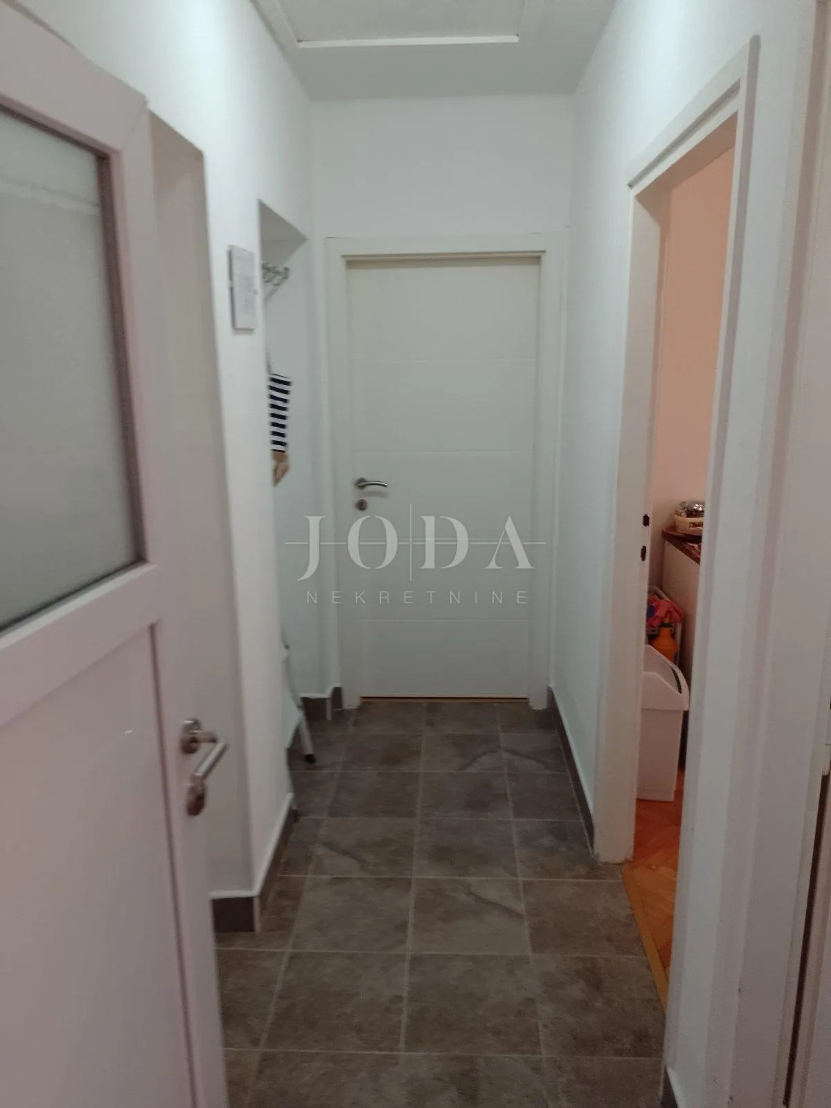 prostrani stan s pogledom na more i garažom u crikvenici - slika 10