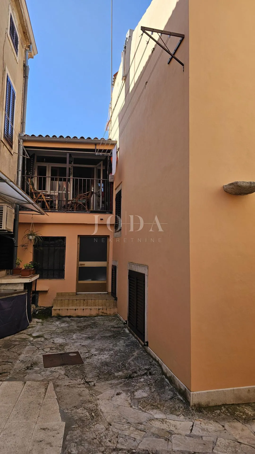 kuća u nizu sa 4 apartmana i balkonom,vrsar centar - slika 3