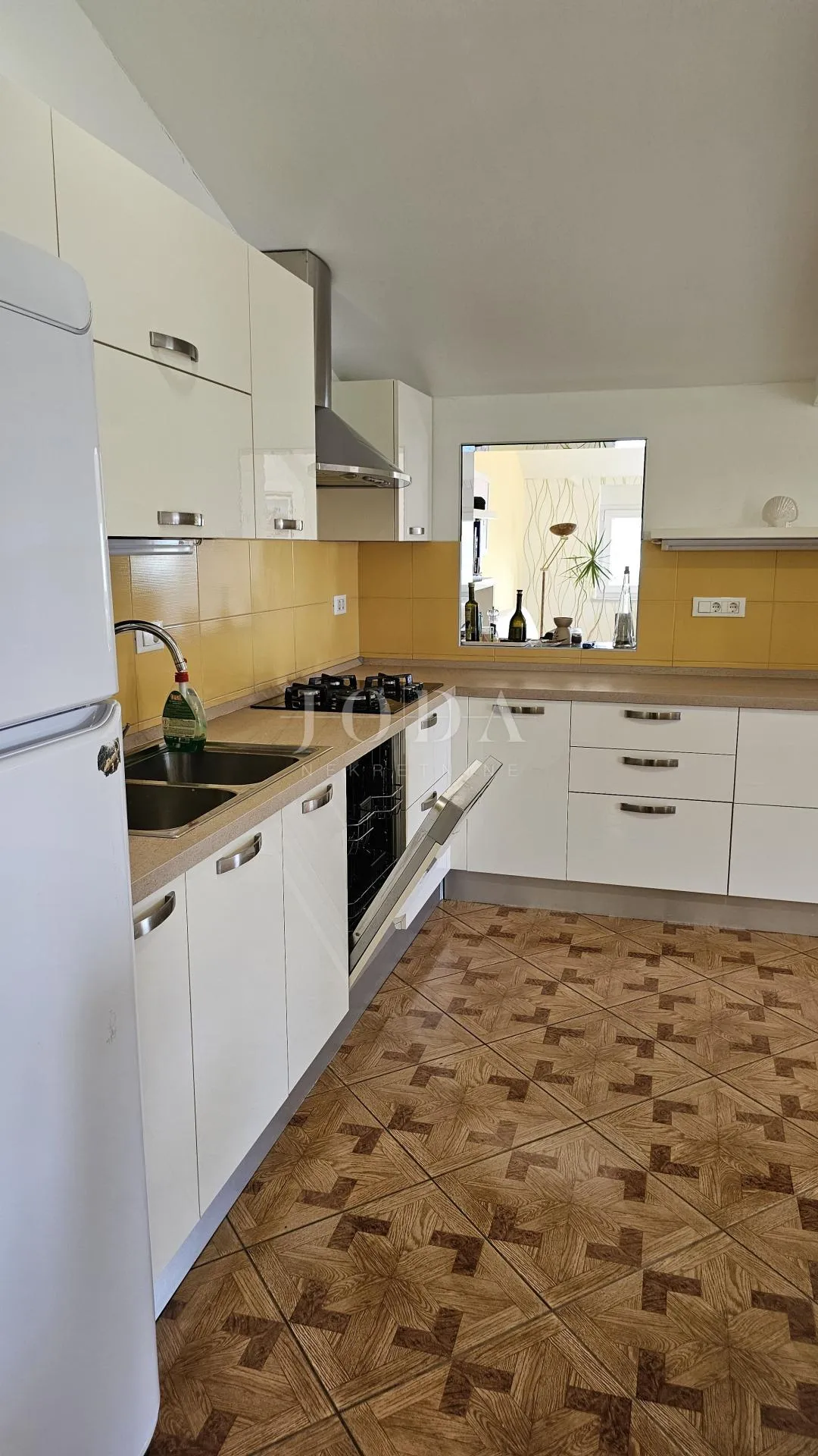 lijepa prizemnica kompletno opremljena na mirnoj lokaciji,ližnjan okolica - slika 15