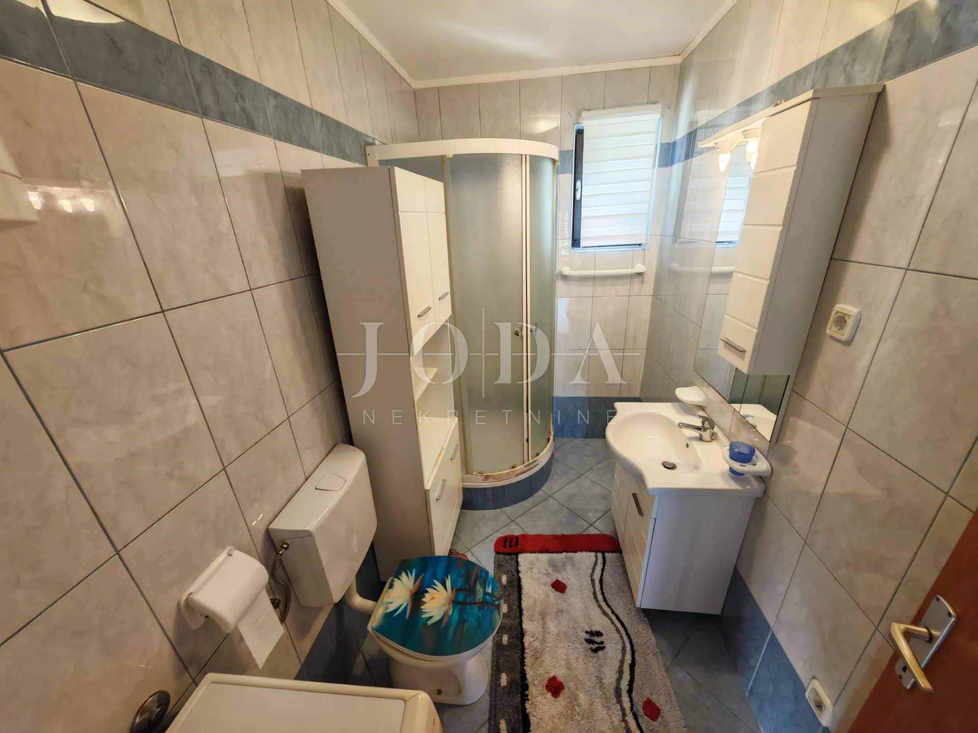 kuća 2. red od mora sa 4 apartmana - slika 31