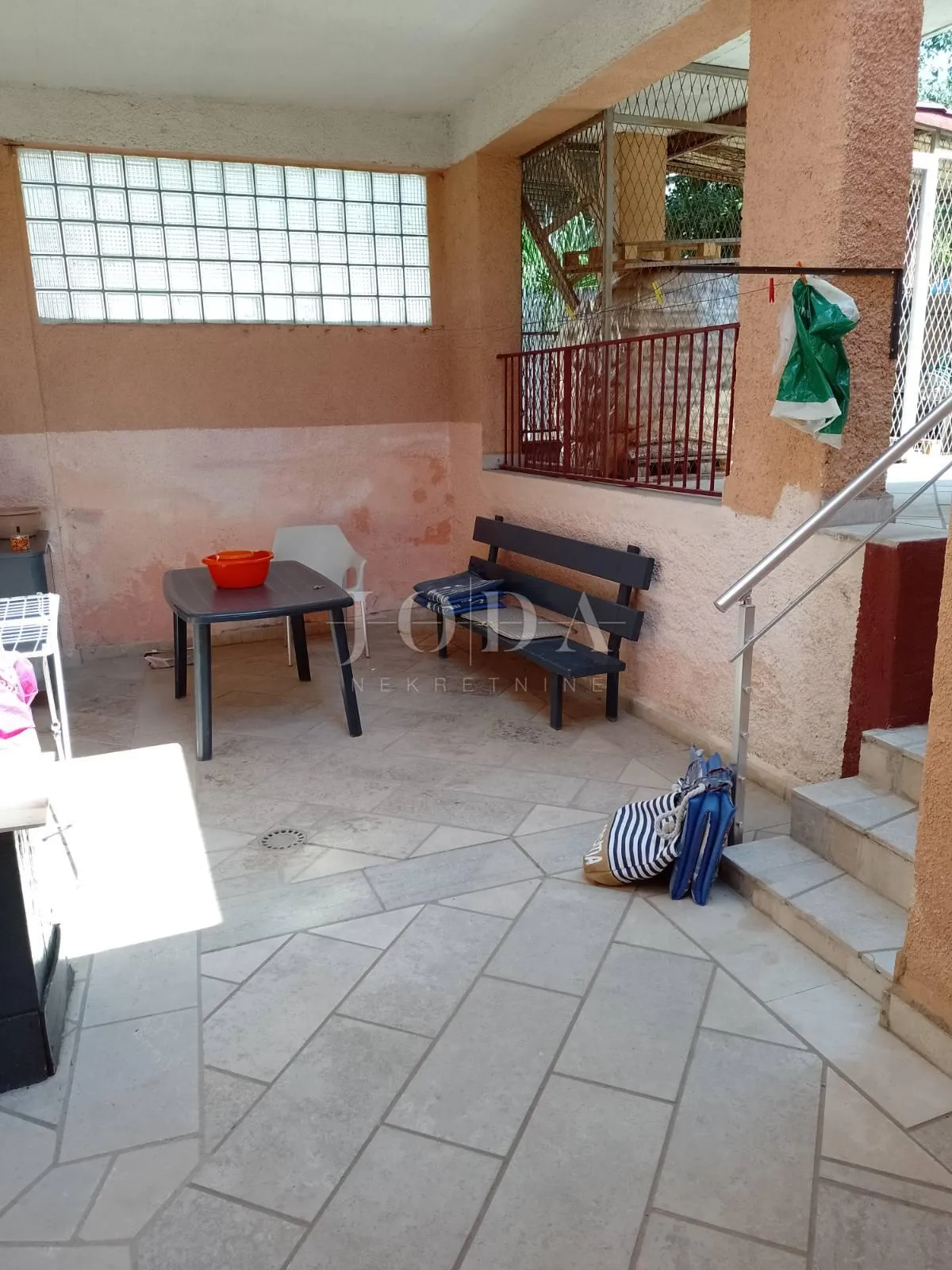 prostrani stan s pogledom na more i garažom u crikvenici - slika 15