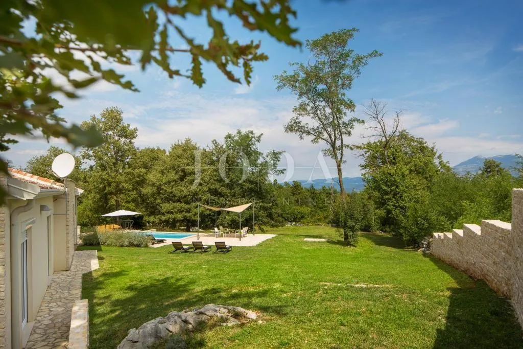 labin, okolica, moderna villa okružena prirodom - slika 9