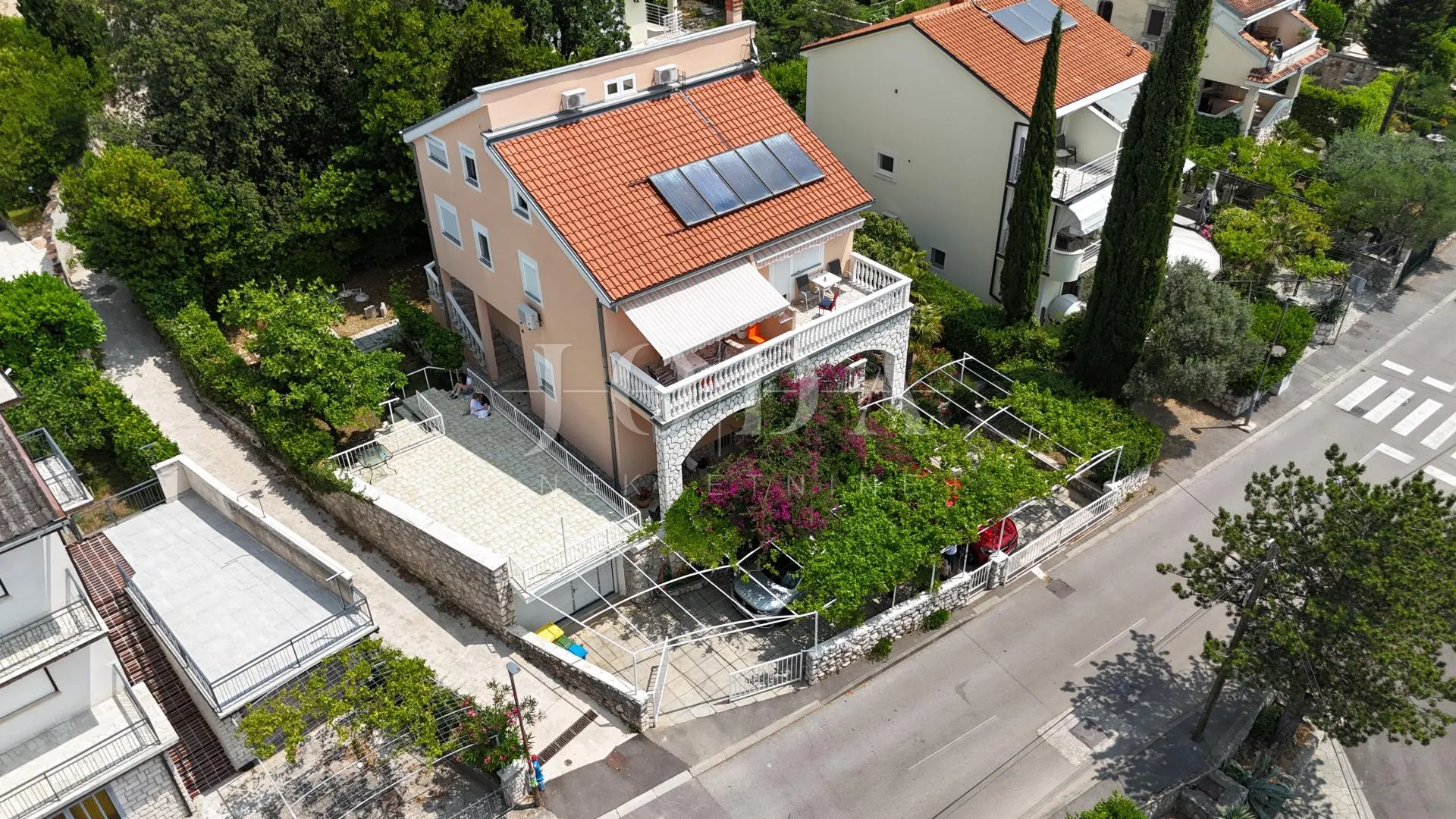prostrana kuća s 5 apartmana, 100 m od mora – idealna za turizam! - slika 7