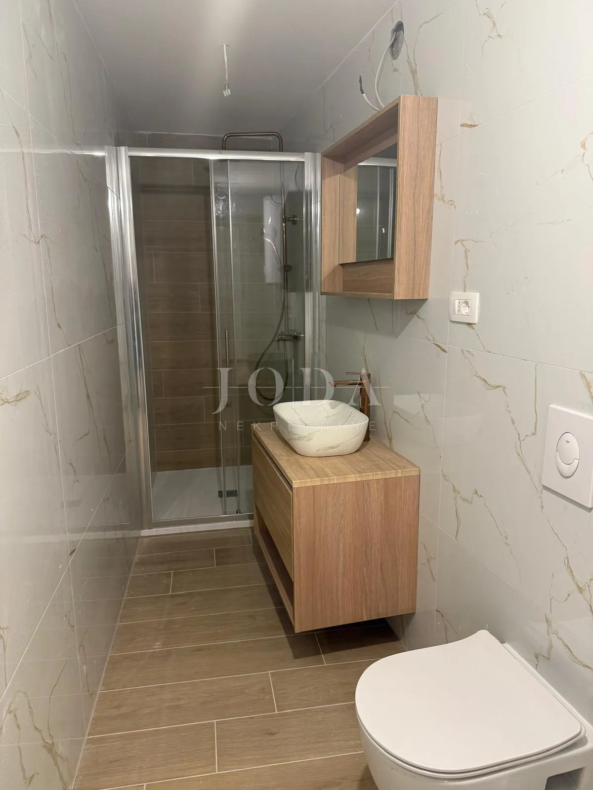 kuća s dva stana, velikom terasom i jacuzzijem – novi vinodolski - slika 31
