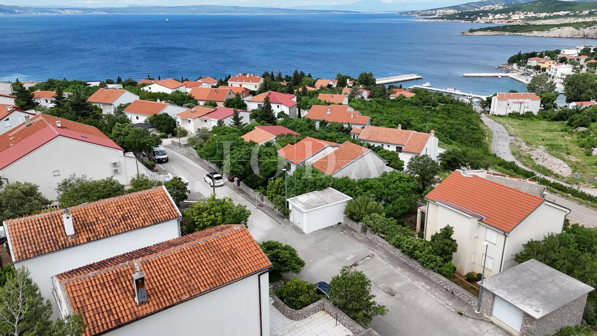 kuća s pogledom na more i dvjema garažama – klenovica - slika 6