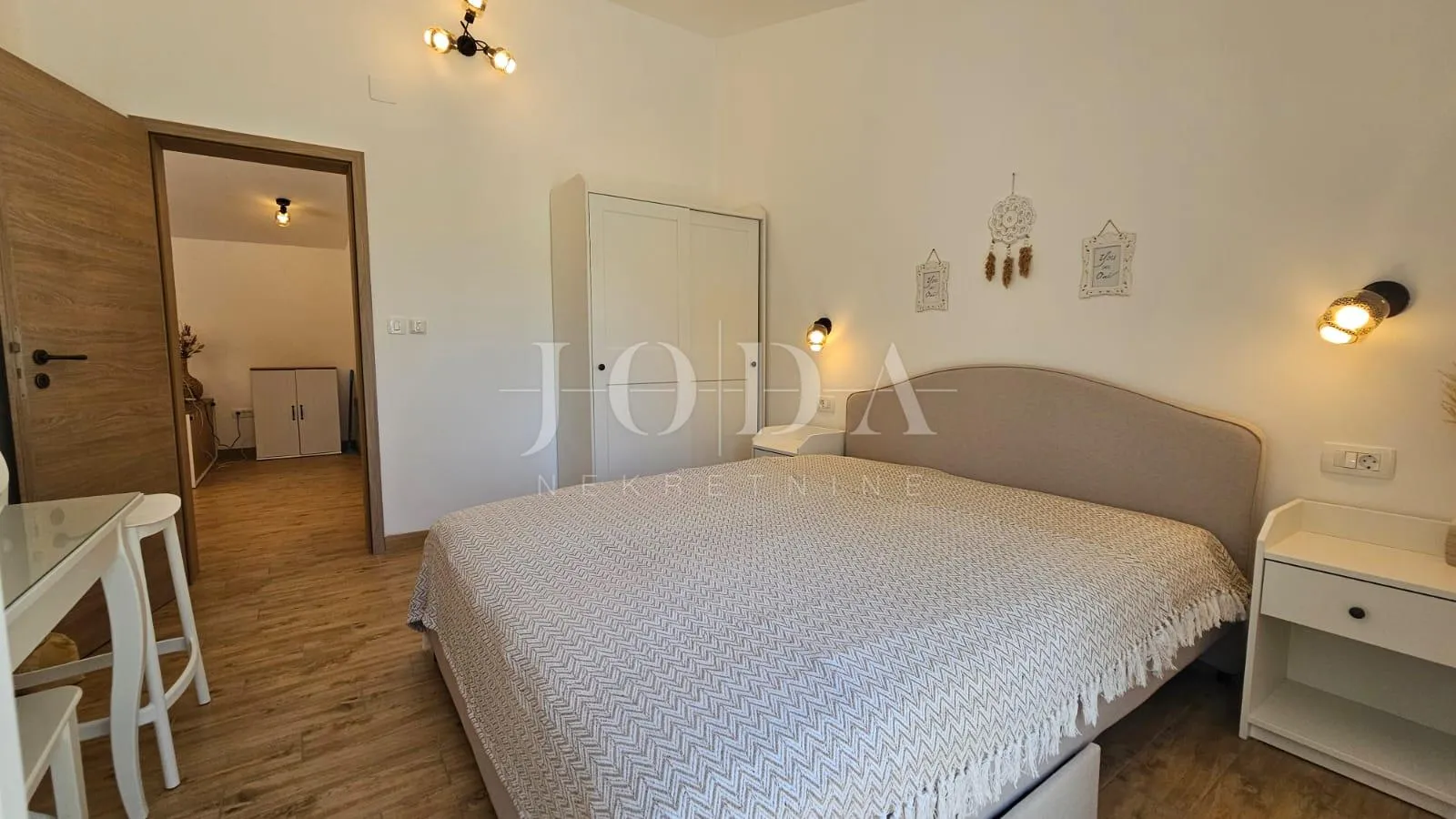 cesarica kuća prvi red do mora - slika 28