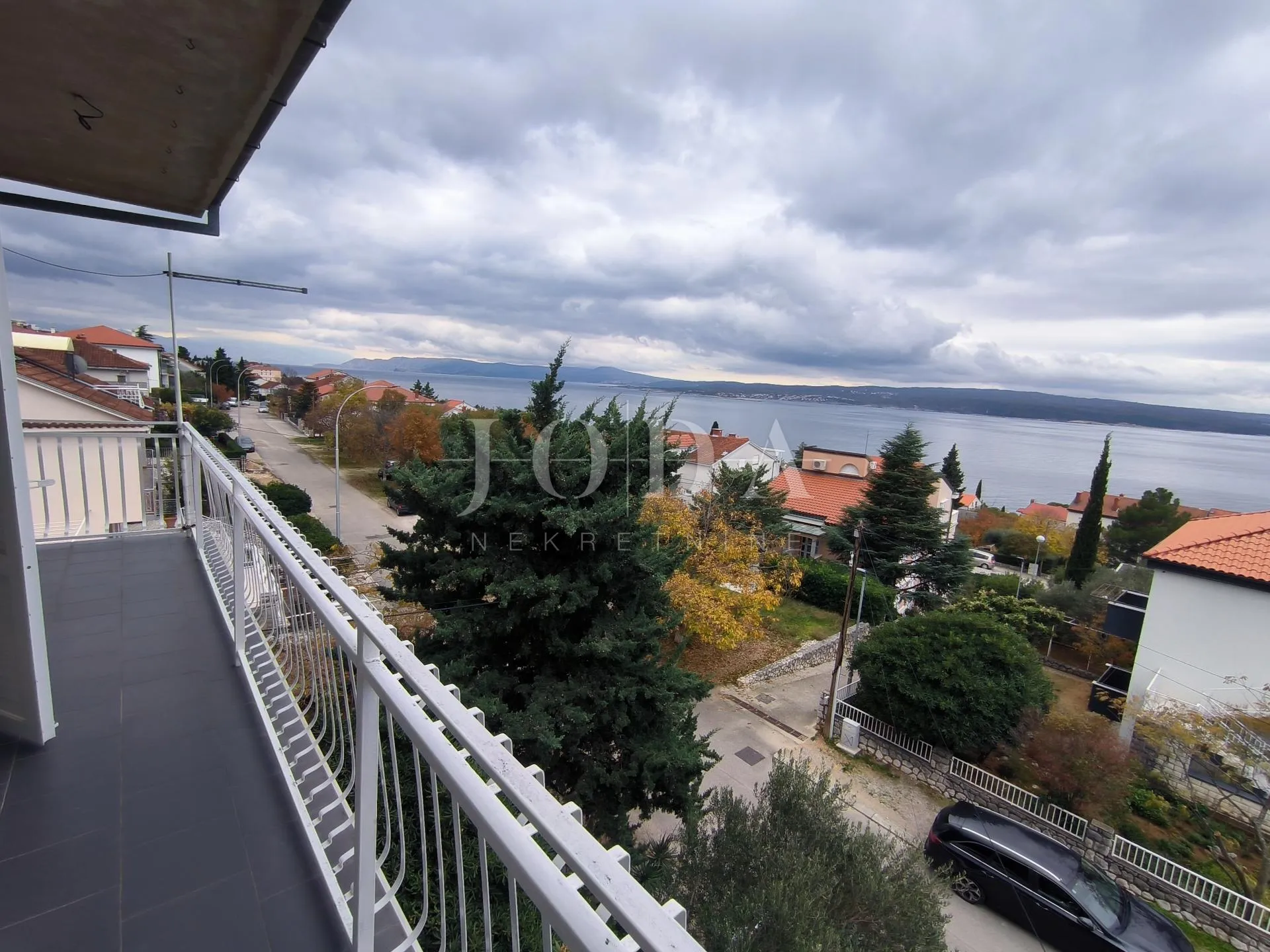 apartman blizu mora sa 2 balkona i otvorenim pogledom - slika 1