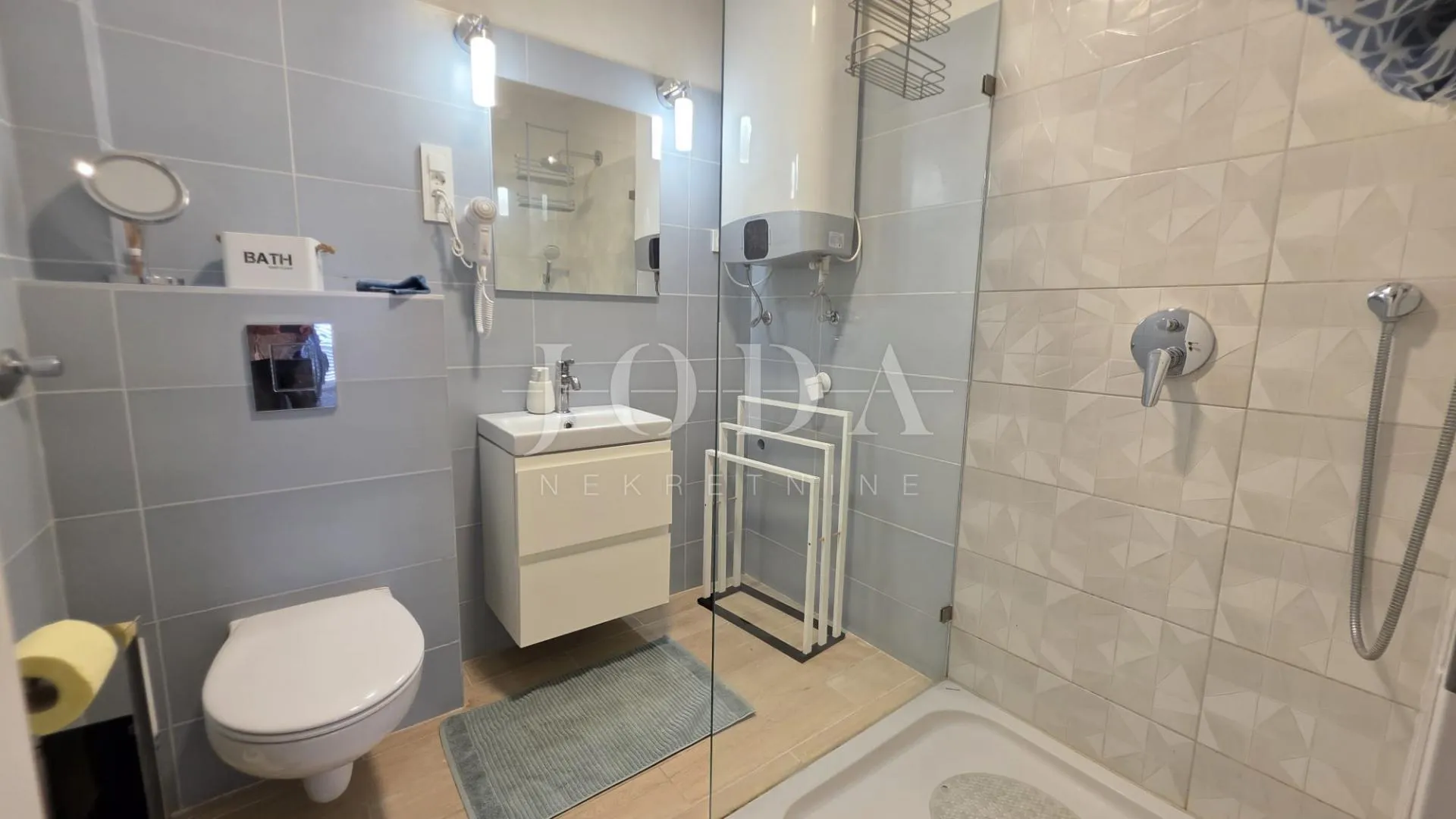 cesarica kuća sa 6 apartmana 1.red do mora - slika 19