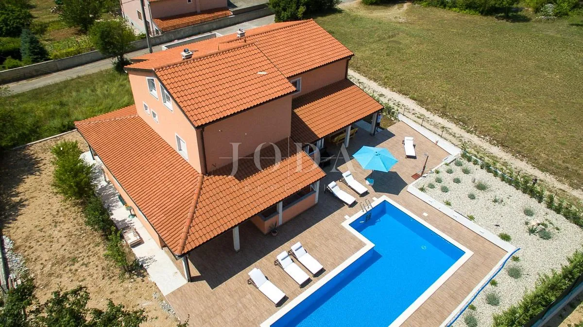 tribalj kuća s bazenom - slika 48