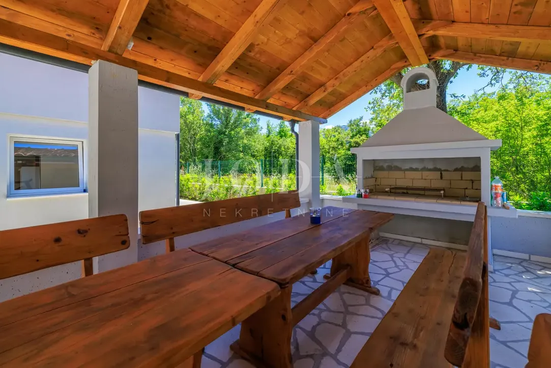 tribalj kuća 600m2 sa bazenom - slika 9
